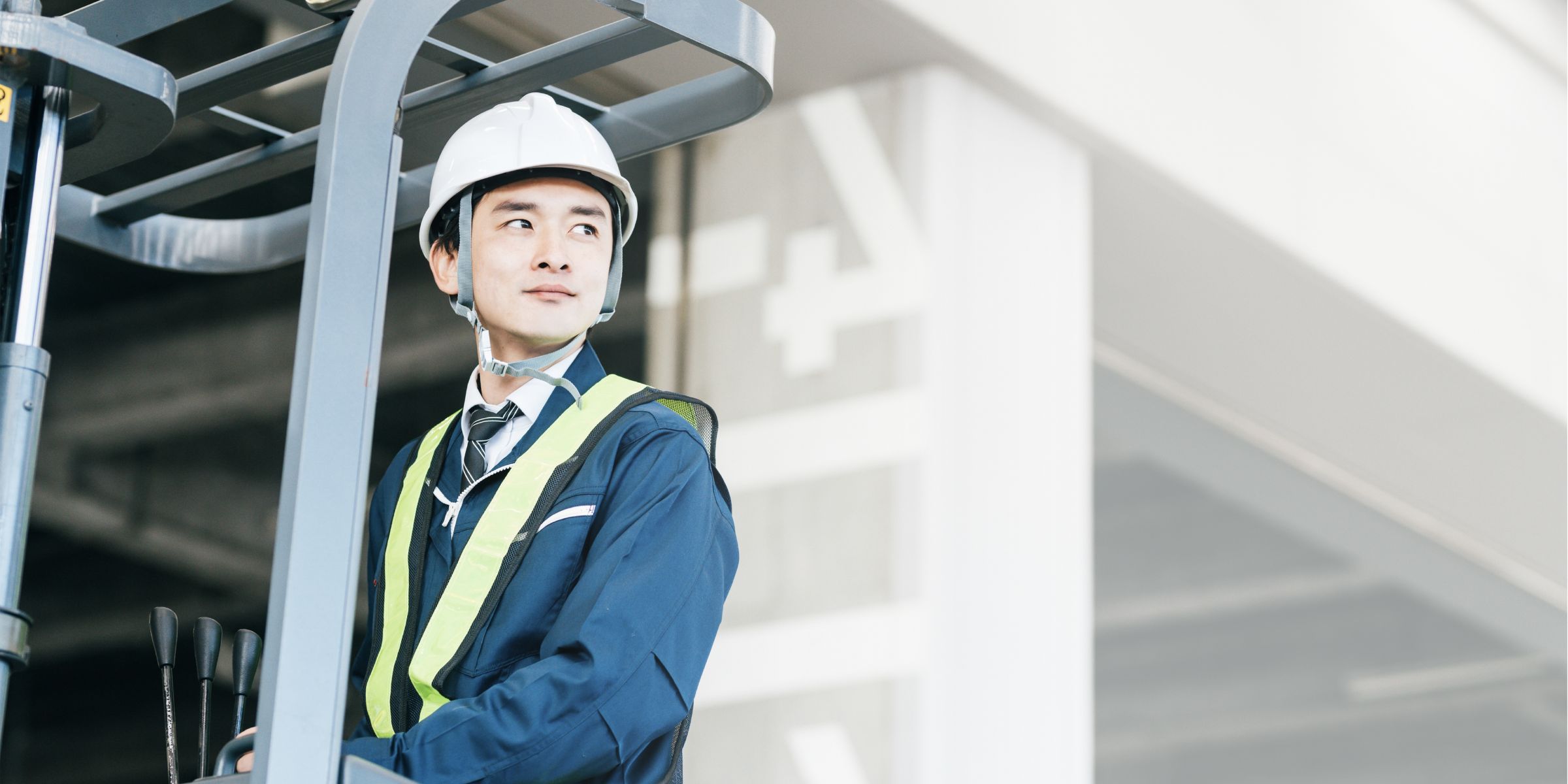 フォークリフトで物流作業を行うスタッフの様子